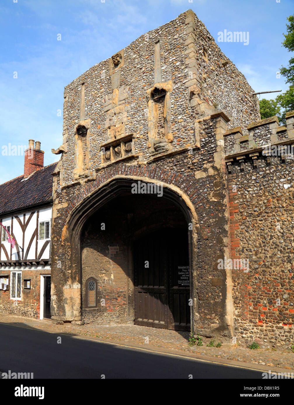Walsingham Norfolk, Priory Abbey Gatehouse, High Street, xv secolo architettura inglese, England Regno Unito, abbazie priorati Foto Stock