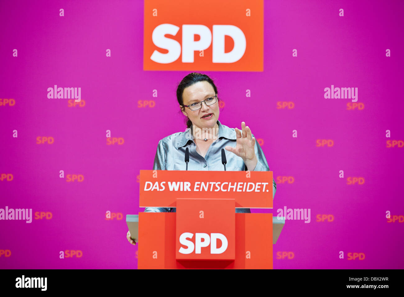 Berlino, Germania. 05 Agosto, 2013. Andrea Nahles (SPD), Generalsekretärin der SPD, dà una pressa confenrence presso il quartier generale della SPD (Willy-Brandt-Haus a Berlino. Credito: Reynaldo Chaib Paganelli/Alamy Live News Foto Stock