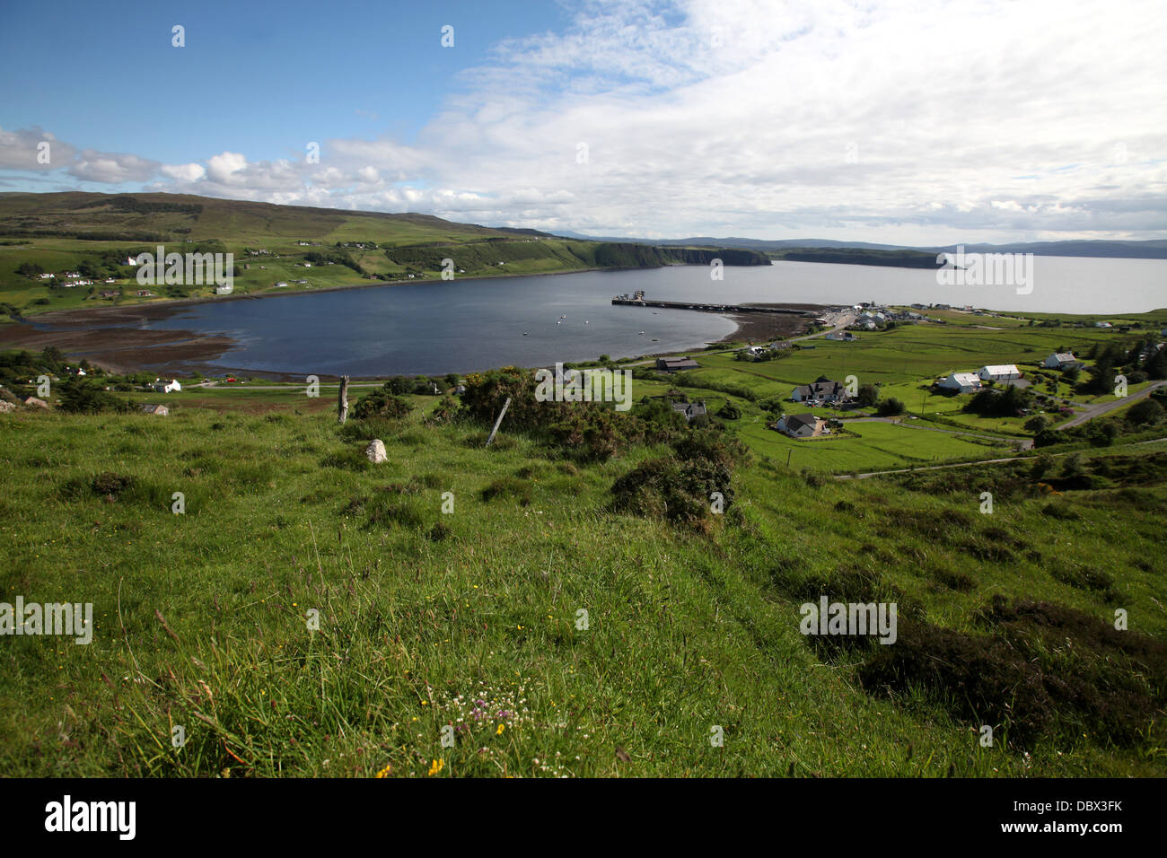 Un tranquillo di scena a bassa marea a Uig nell'Isola di Skye, una delle isole delle Ebridi Foto Stock