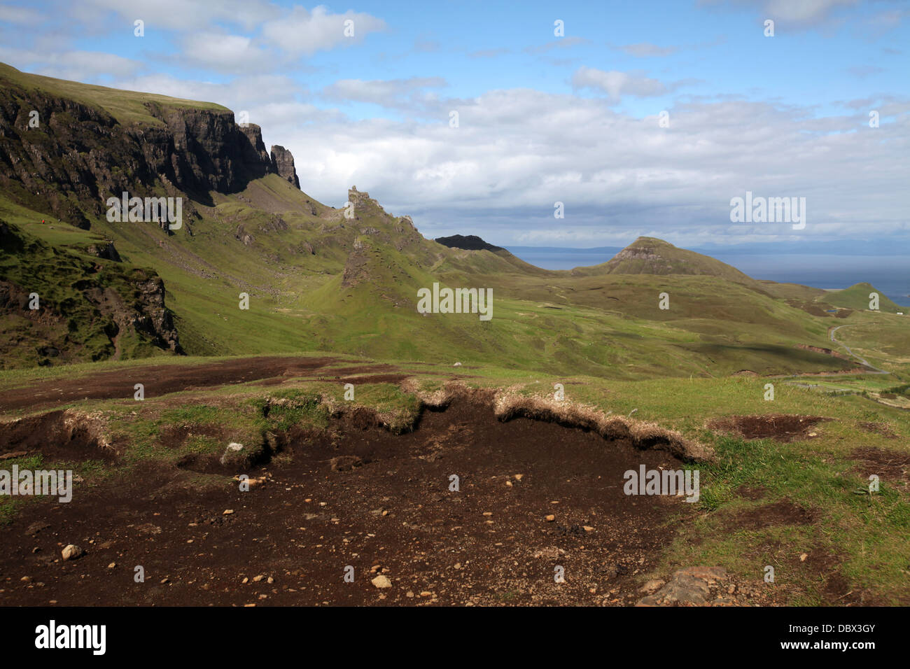 Le imponenti falesie del Quirang sulla costa nord orientale di Skye Foto Stock