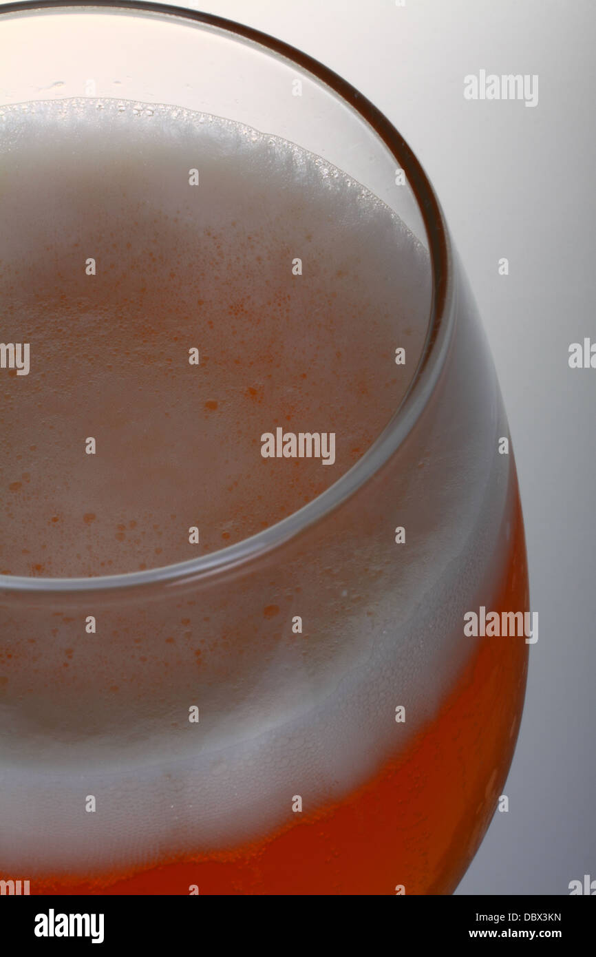 Bicchiere di birra lager su sfondo semplice Foto Stock