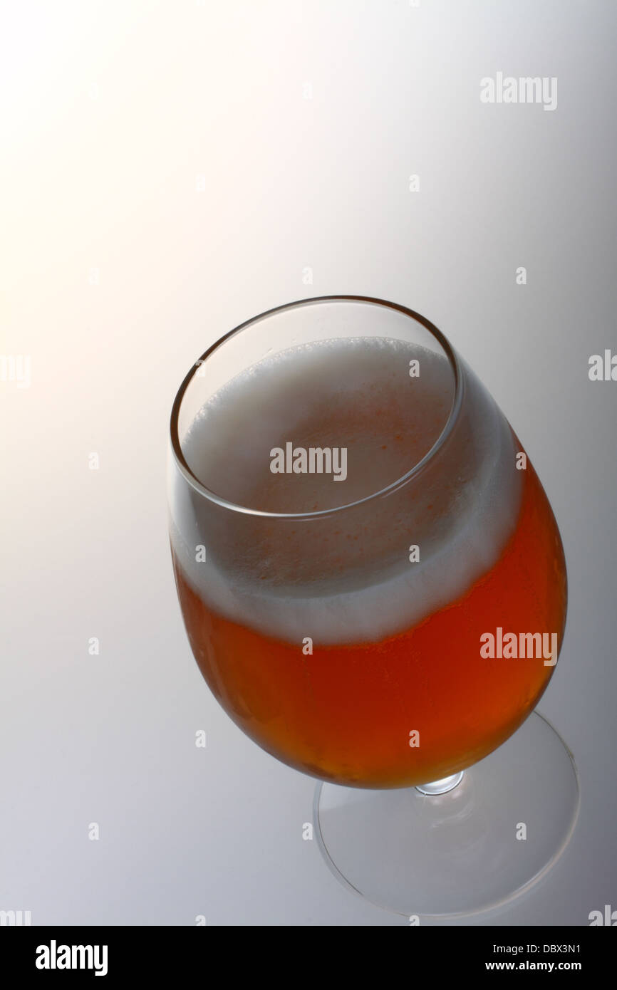 Bicchiere di birra lager su sfondo semplice con spazio per la copia Foto Stock