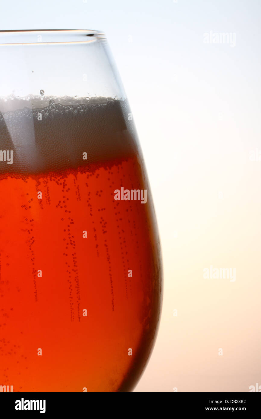 Bicchiere di birra lager su sfondo semplice Foto Stock