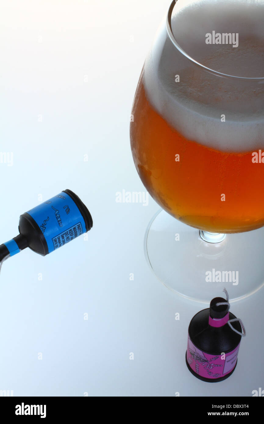 Bicchiere di birra con party popper e streamers Foto Stock