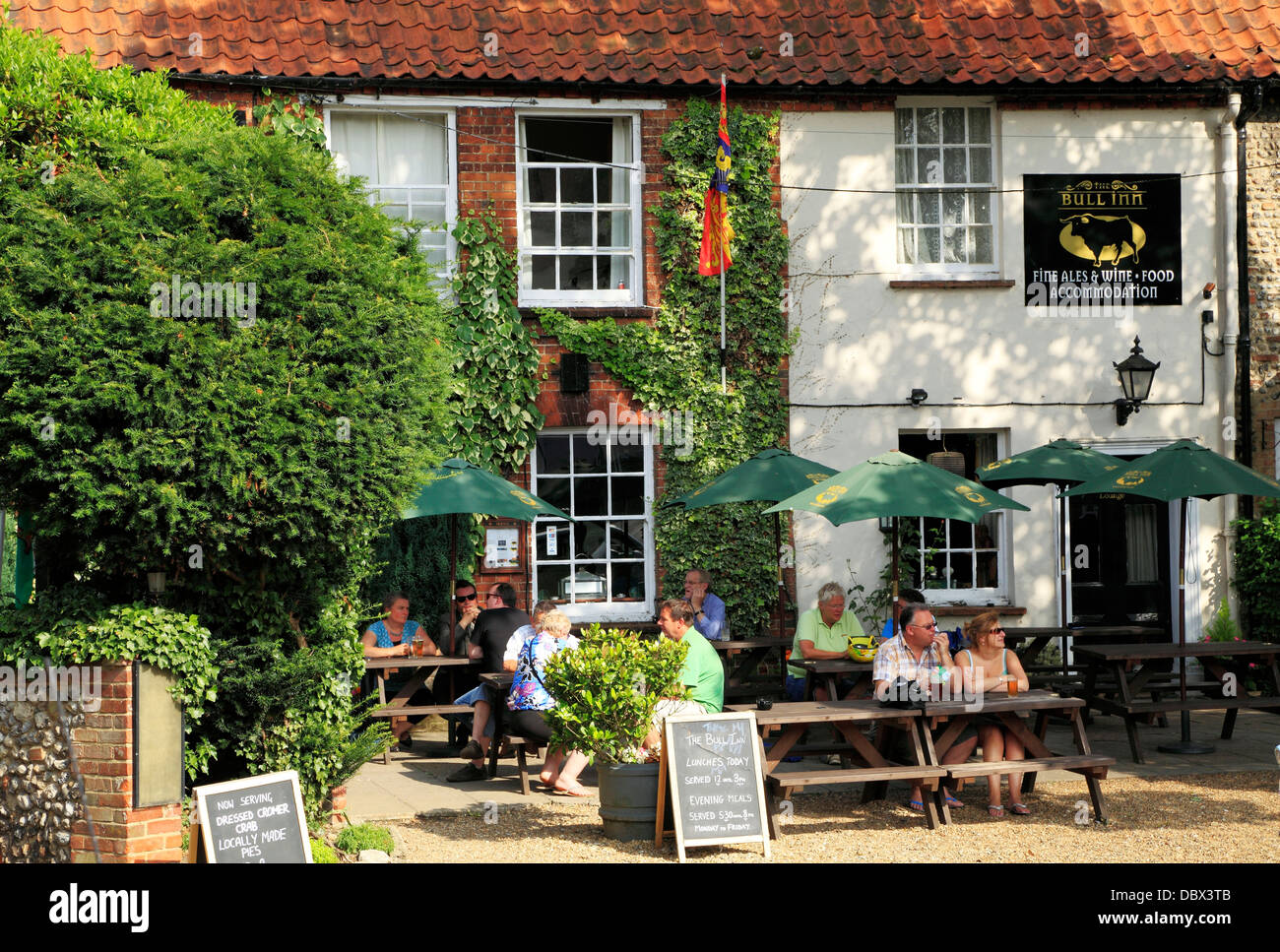 Walsingham, il Bull Inn, giardino e pub, persone mangiare bere, Norfolk, Inghilterra UK, pub inglesi inns Foto Stock