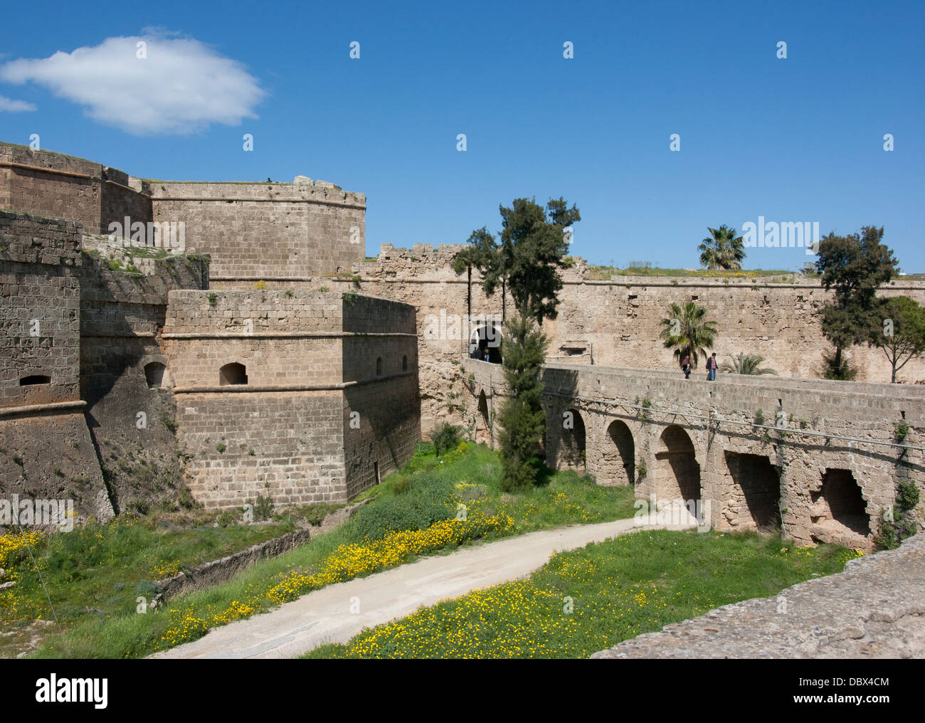Vecchie fortificazioni e ponte che conduce alla terra porta (noto anche come la Porta di Limassol) in Famagosta, Cipro del Nord Foto Stock
