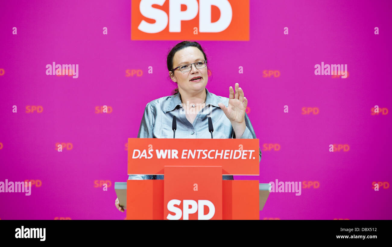 Berlino, Germania. 05 Agosto, 2013. Andrea Nahles (SPD), Generalsekretärin der SPD, dà una pressa confenrence presso il quartier generale della SPD (Willy-Brandt-Haus a Berlino. Credito: Reynaldo Chaib Paganelli/Alamy Live News Foto Stock