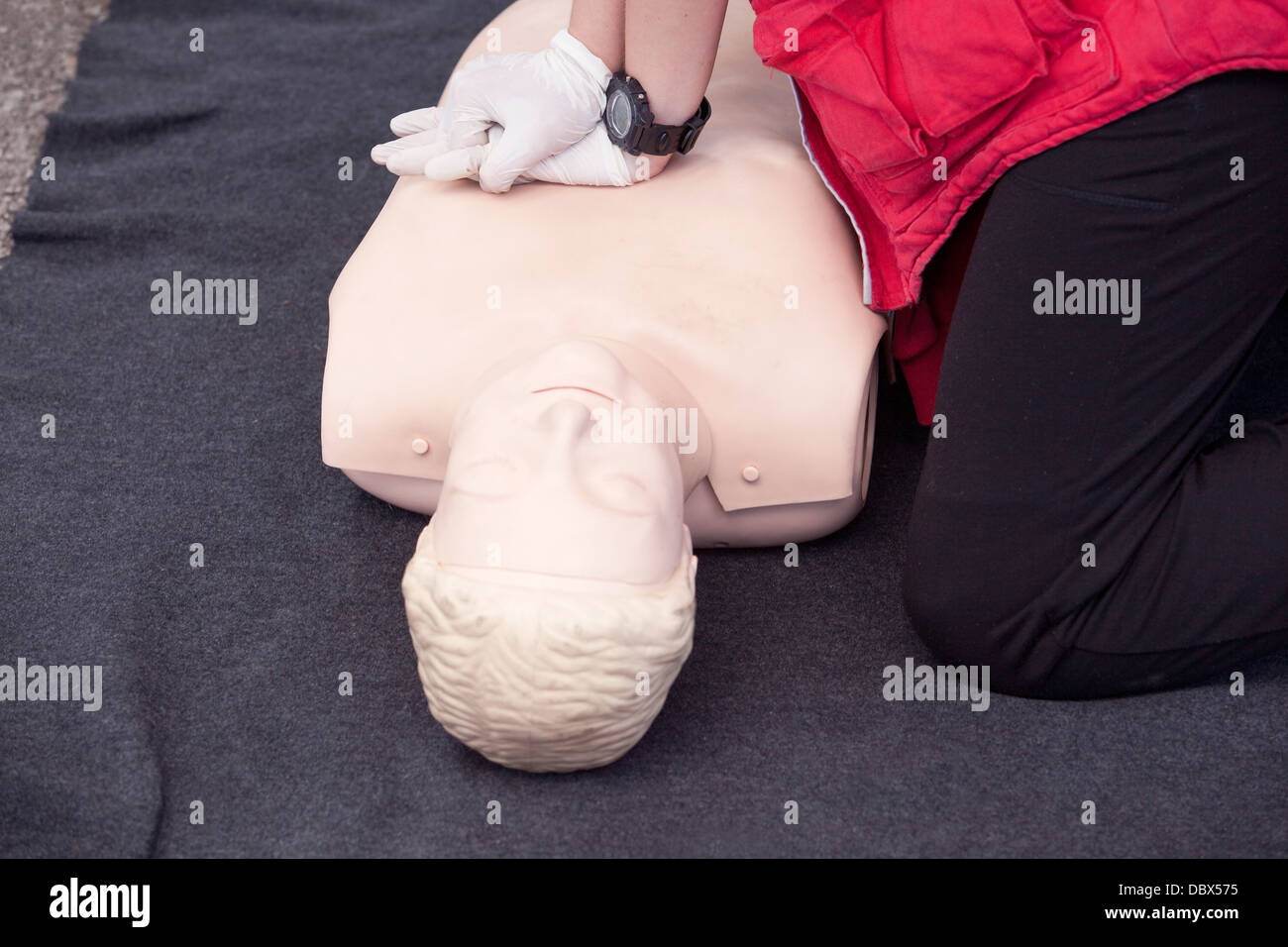 Paramedic dimostra la RCP su fantoccio Foto Stock