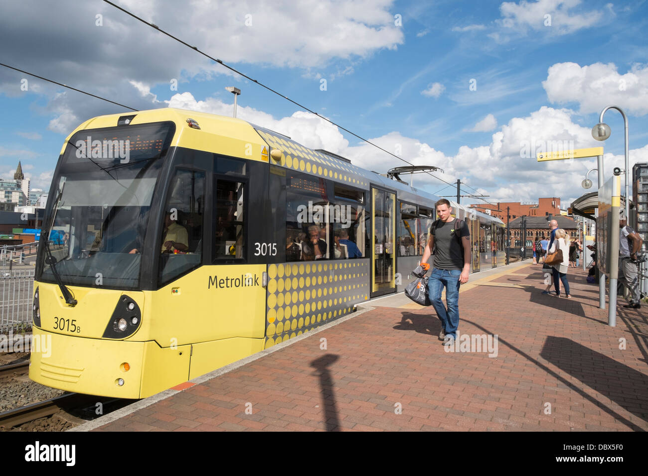 Tram Metrolink per East didsbury a Deansgate-Castlefield stazione nel centro della città di Manchester, Inghilterra, Regno Unito, Gran Bretagna Foto Stock