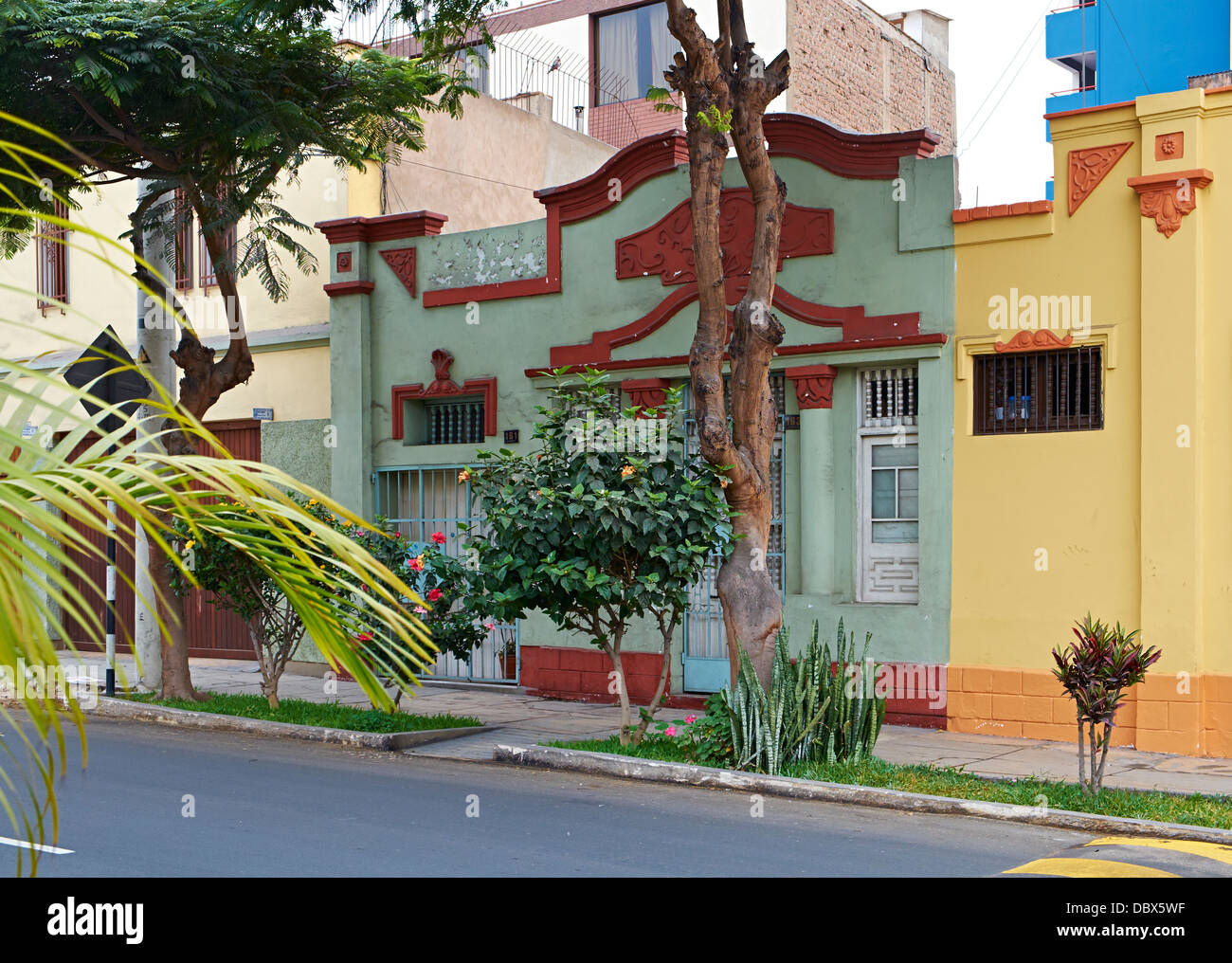 Casa colorati per le strade del quartiere Miraflores di Lima in Perù. Foto Stock