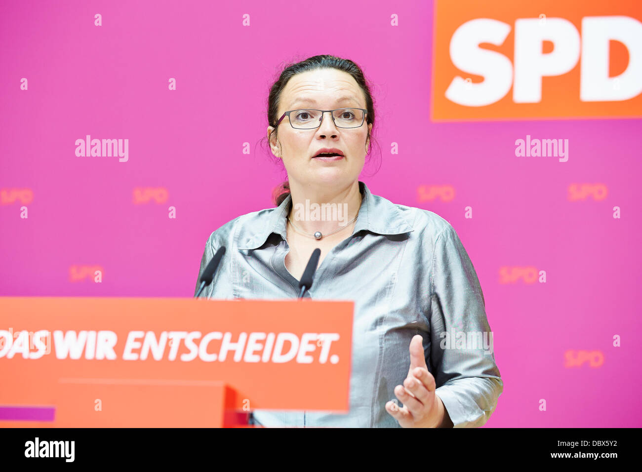 Berlino, Germania. 05 Agosto, 2013. Andrea Nahles (SPD), Generalsekretärin der SPD, dà una pressa confenrence presso il quartier generale della SPD (Willy-Brandt-Haus a Berlino. Credito: Reynaldo Chaib Paganelli/Alamy Live News Foto Stock