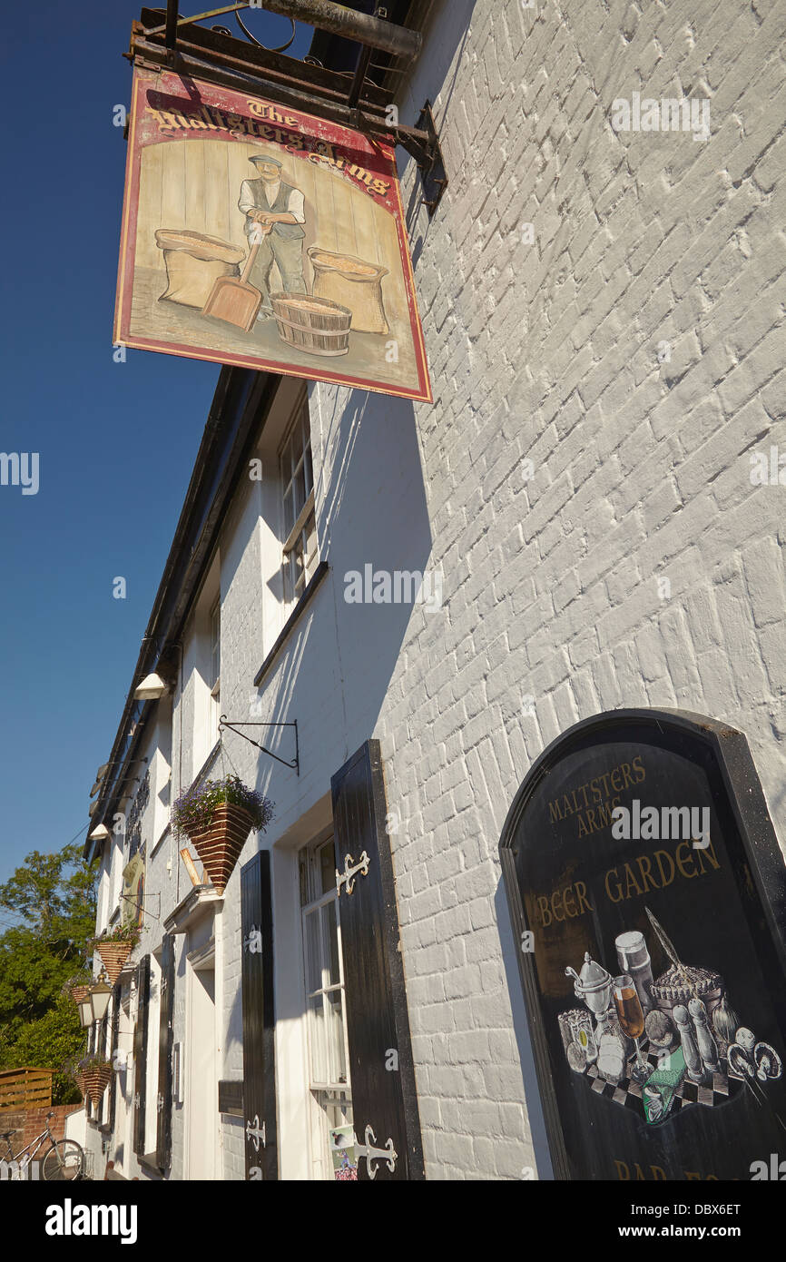 La facciata di un pub del villaggio, a Woodbury, vicino a Exeter, Devon, Gran Bretagna. Foto Stock