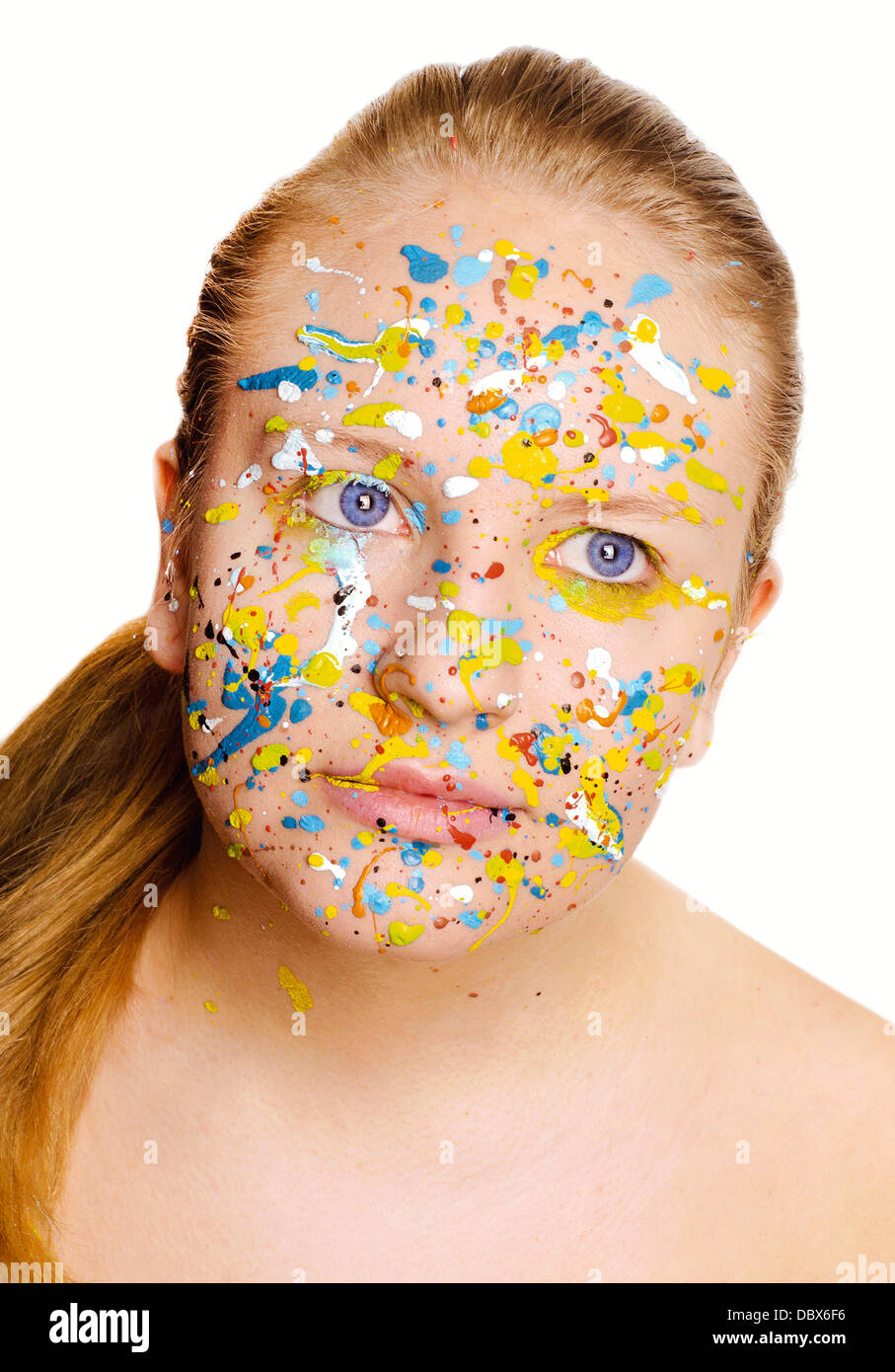 Una giovane donna/modello con opener principale sul suo volto in un Jackson Pollock stile ispirato Foto Stock