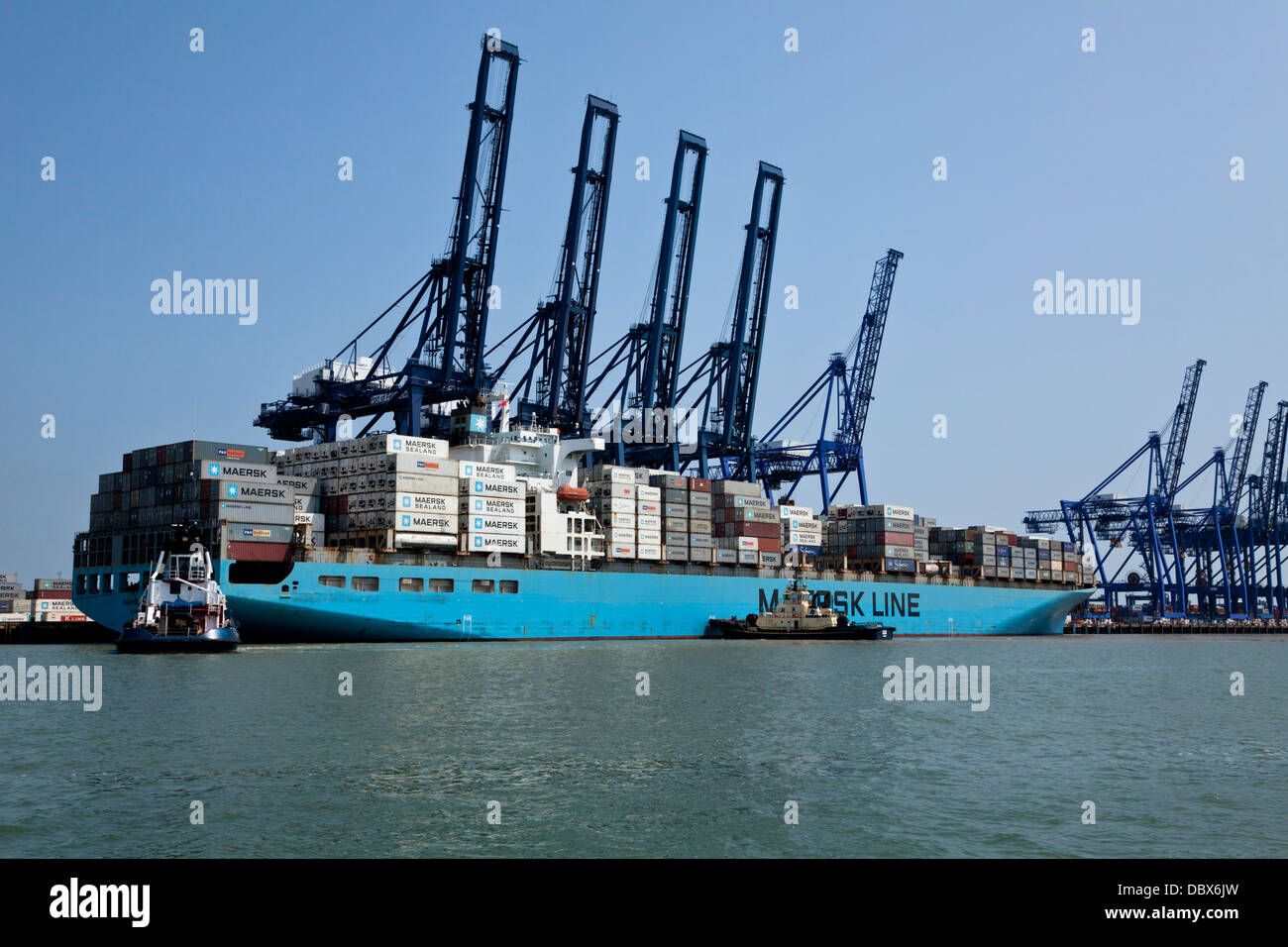 Maersk Karachi circa di discostarsi da Felixstowe contenitore porta, Suffolk, Regno Unito Foto Stock