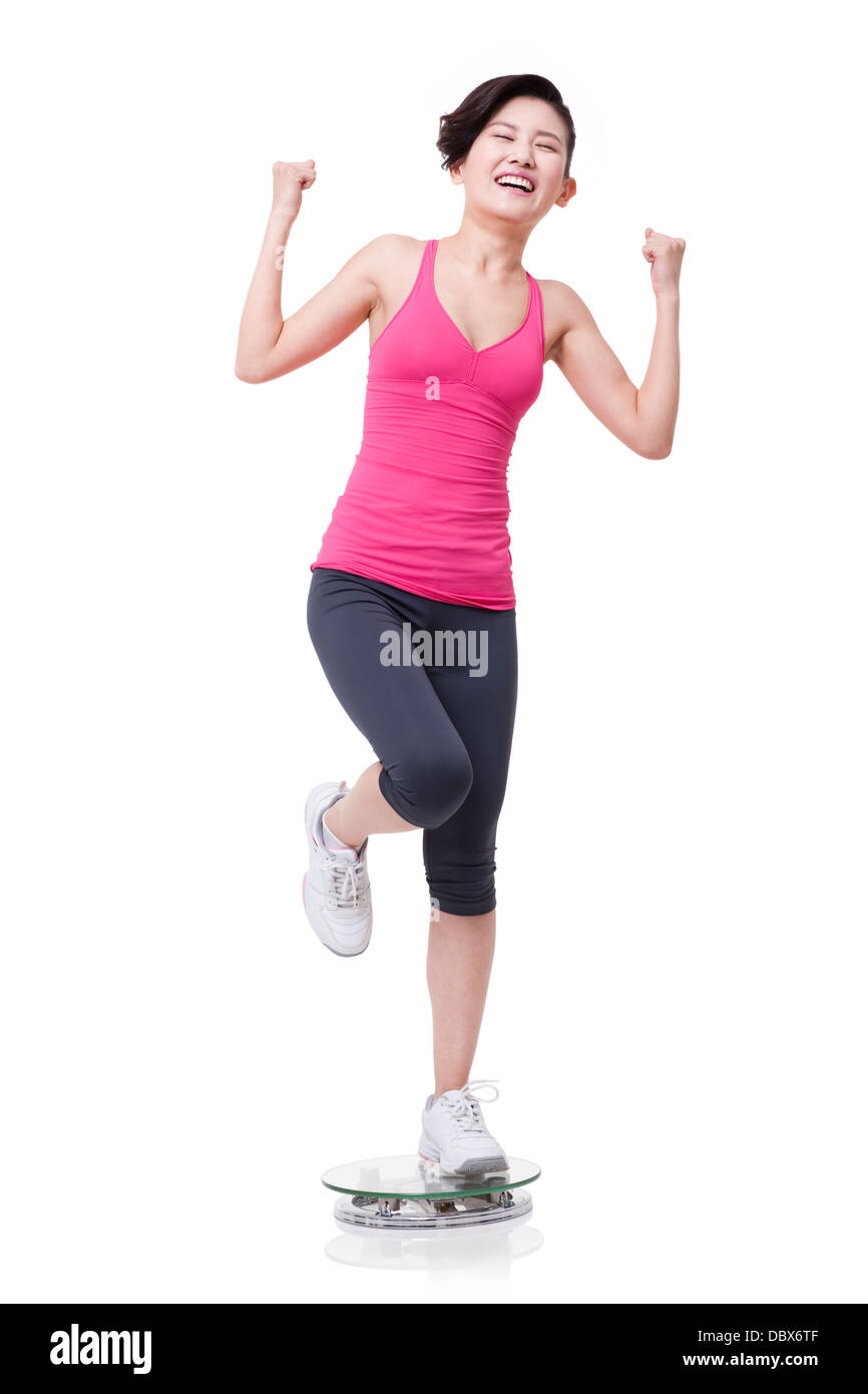 Slim giovane donna in piedi sulla scala e rasserenanti Foto Stock