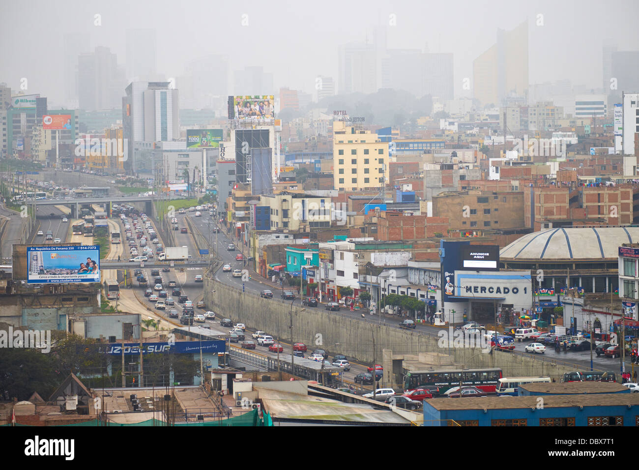 Il traffico intenso nel centro di Lima, BRT Metropolitano Road, Miraflores. Foto Stock