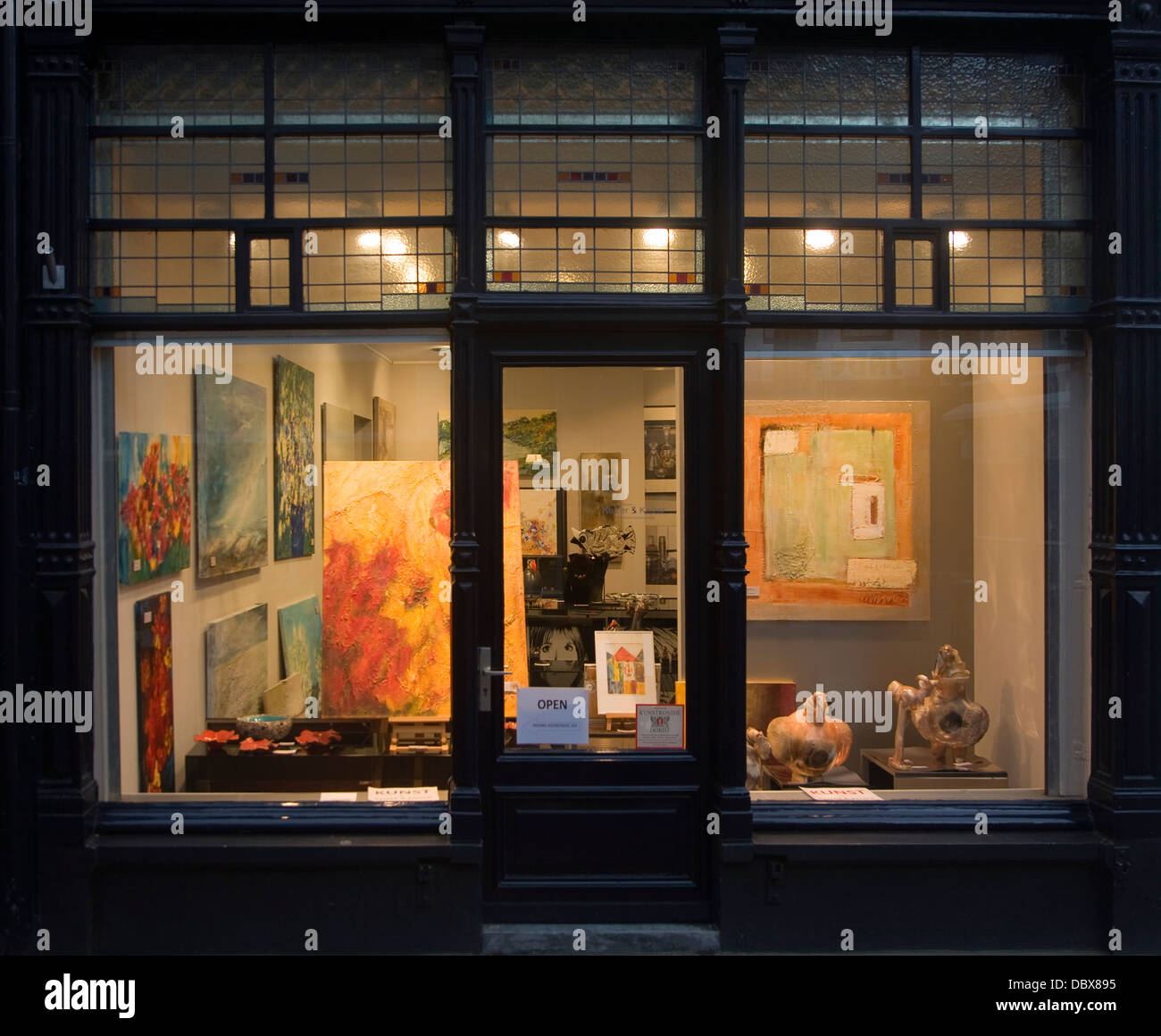 Illuminata luminosamente art gallery shop Dordrecht, Paesi Bassi Foto Stock