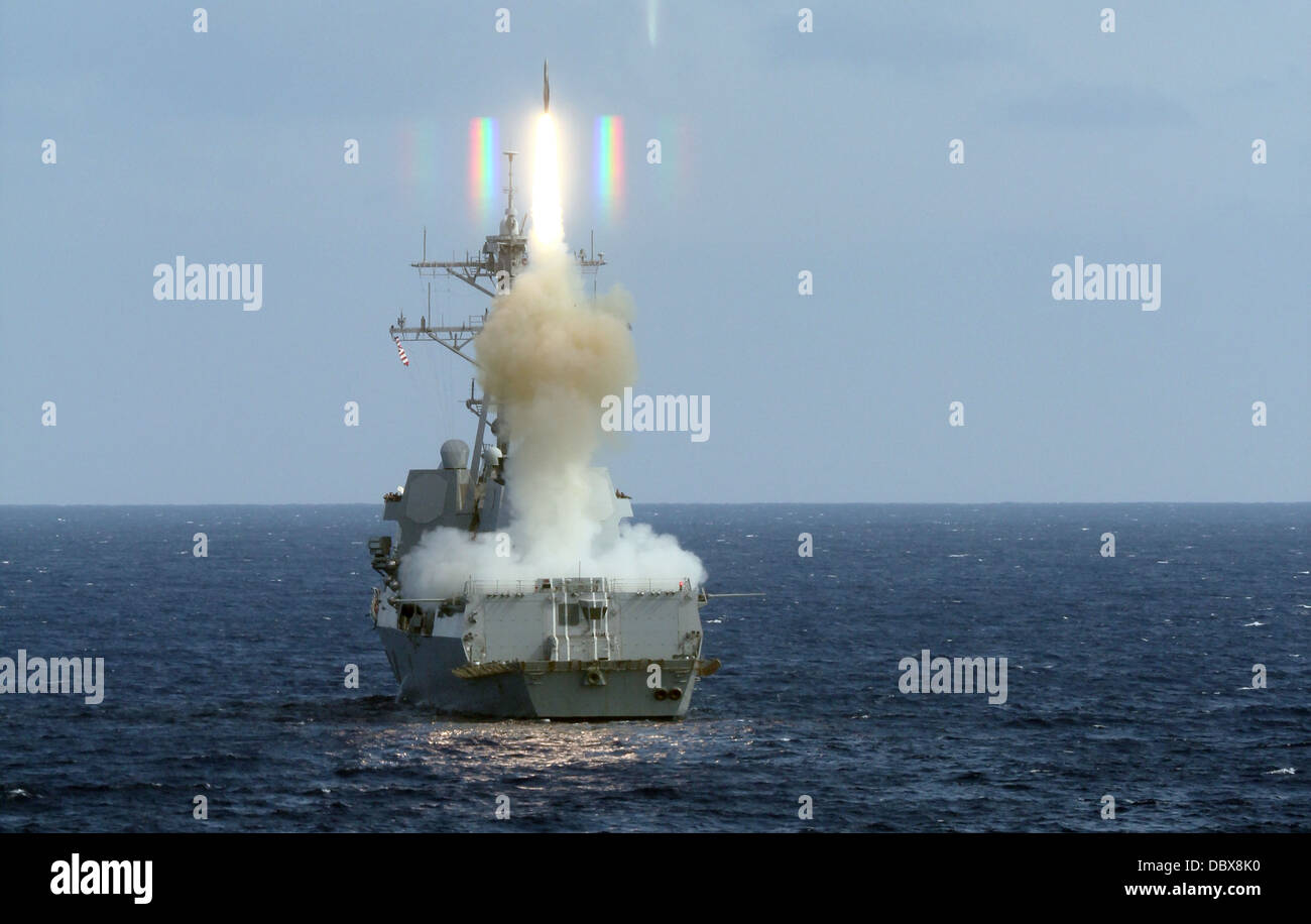 US Navy guidato-missile destroyer USS Roosevelt lancia un missile Standard 2 durante un esercizio il 4 agosto 2013 nell'Oceano Atlantico. Foto Stock
