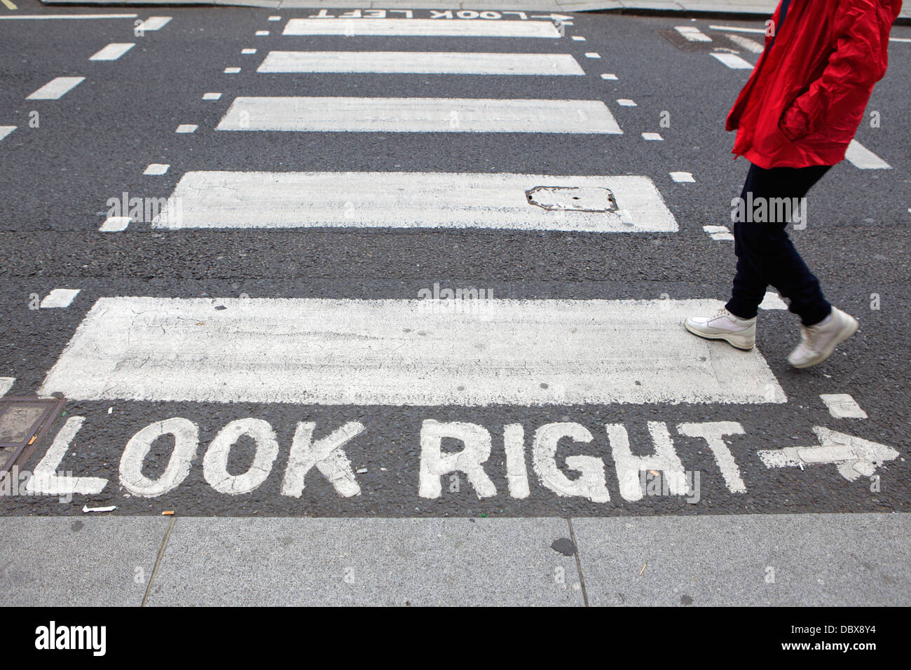 Crosswalks con 'look giusto' avvertenza, London, Regno Unito Foto Stock