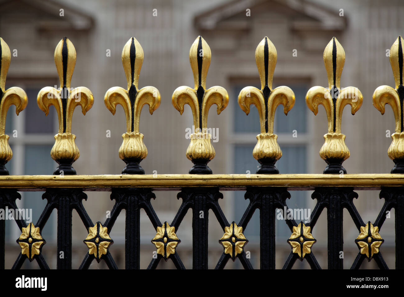 Dettaglio del cancello esterno di Buckingham Palace, London, Regno Unito Foto Stock