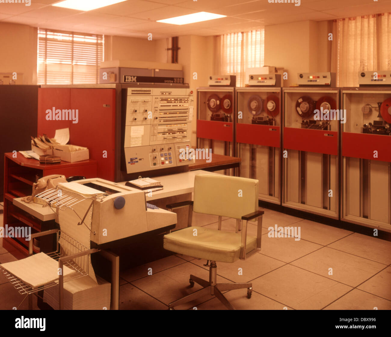 1970 anni settanta IBM System 360 sala computer TELAIO PRINCIPALE DI ARCHIVIAZIONE DEI DATI Foto Stock