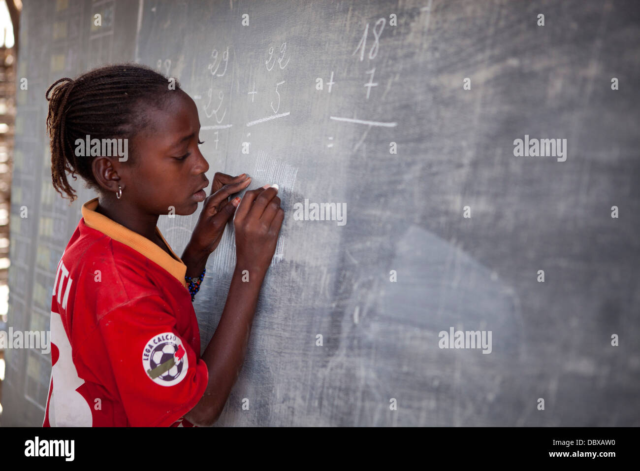 Studente in una scuola di villaggio nel sud del Senegal, Africa occidentale. Foto Stock