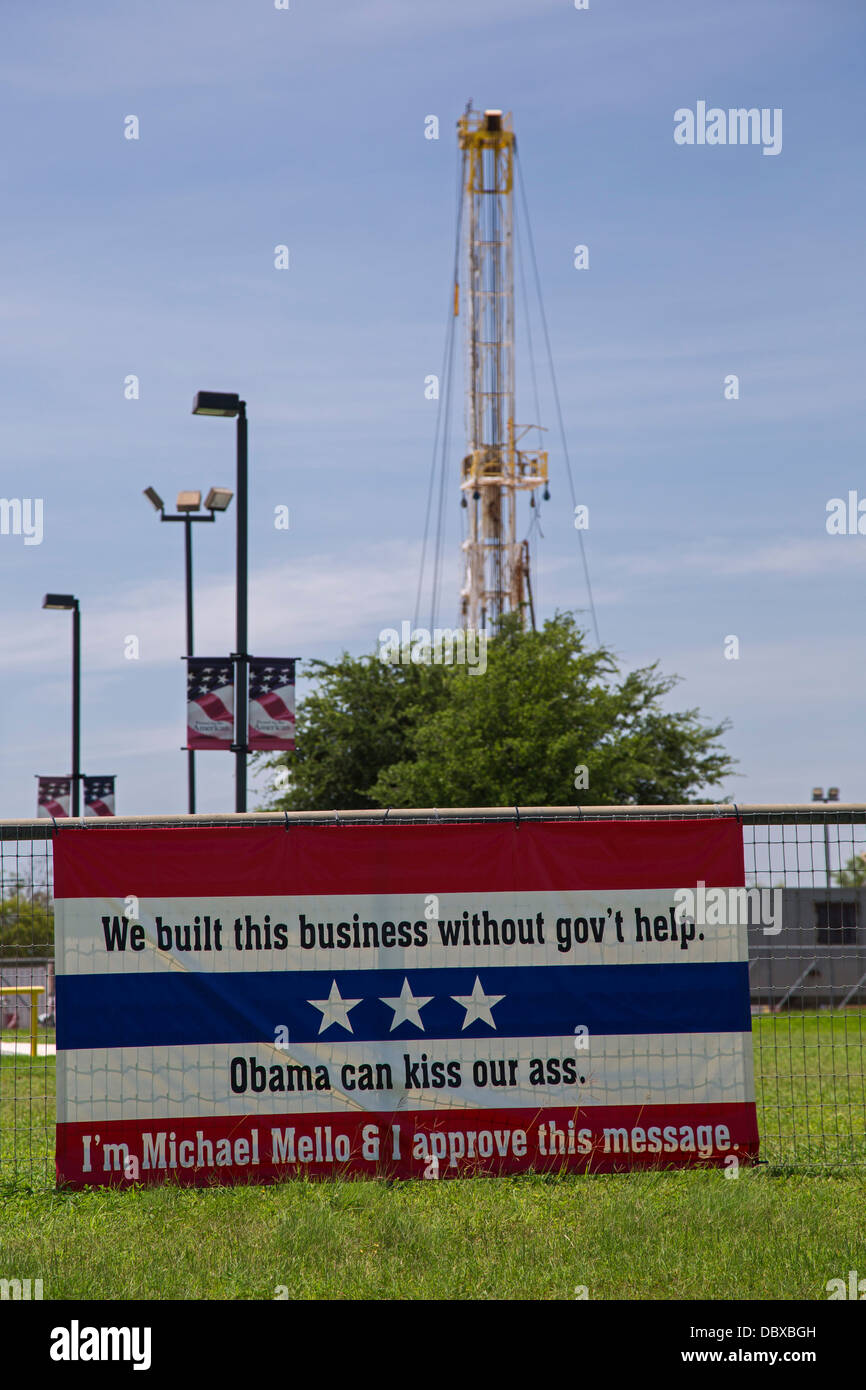 Devine, Texas - un anti-Obama cartello fuori sincronia di perforazione, Inc., che trapani i pozzi di petrolio e di gas nel sud del Texas. Foto Stock