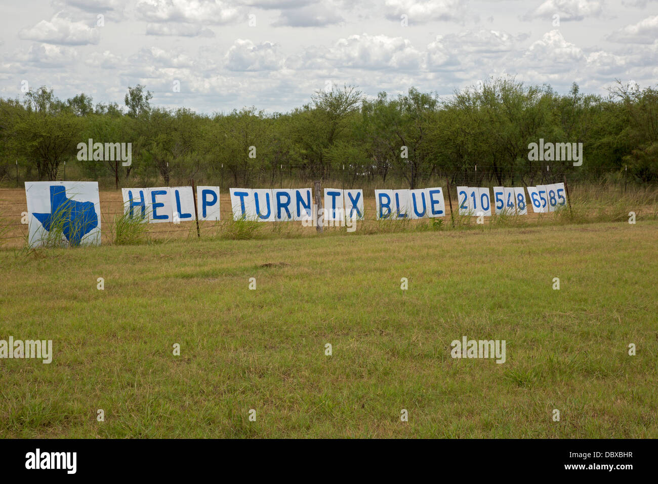 Castroville, Texas - un segno su una recinzione lungo U.S. Autostrada 90 spinge il supporto per il Texas del partito democratico. Foto Stock