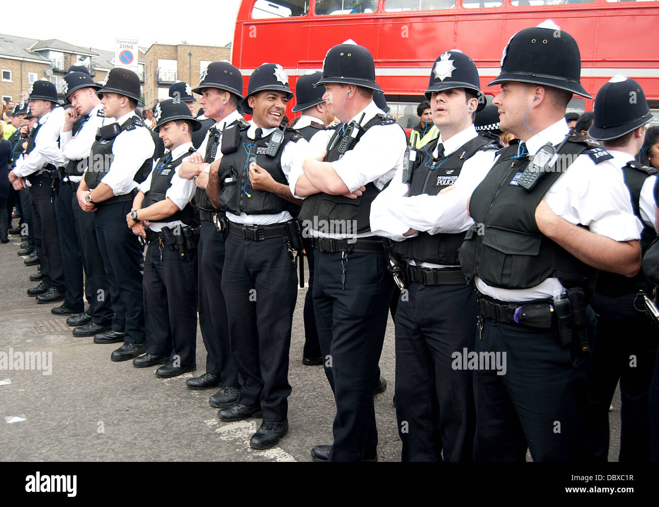 Londra, Inghilterra - Agosto 29, 2011 cordone di polizia a Londra Notting Hill carnevale di Agosto 29, 2011 a Londra Foto Stock