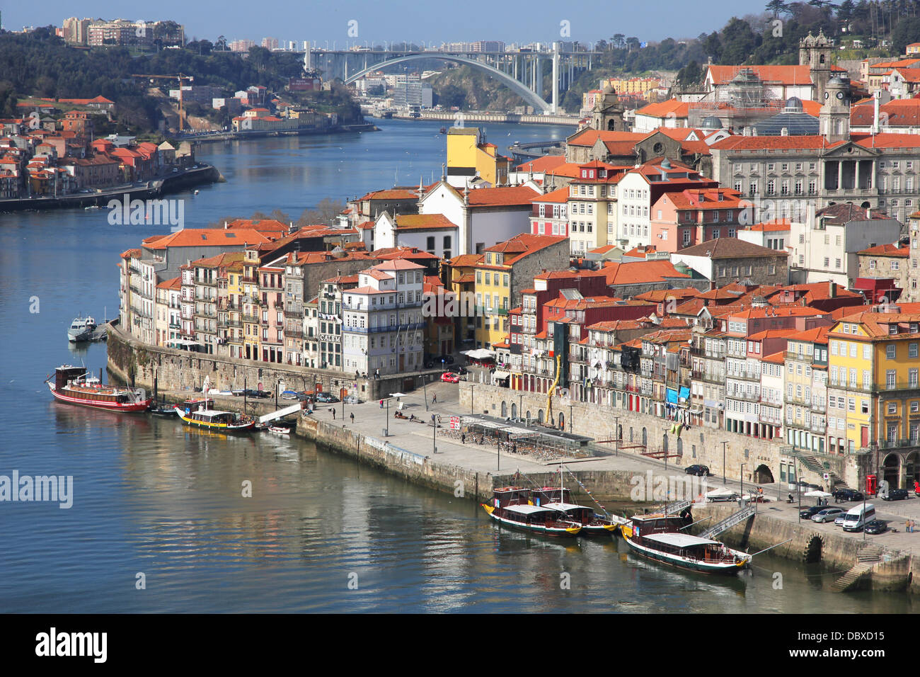 Il Portogallo. La città di Porto. Vista del fiume Douro embankment al mattino Foto Stock