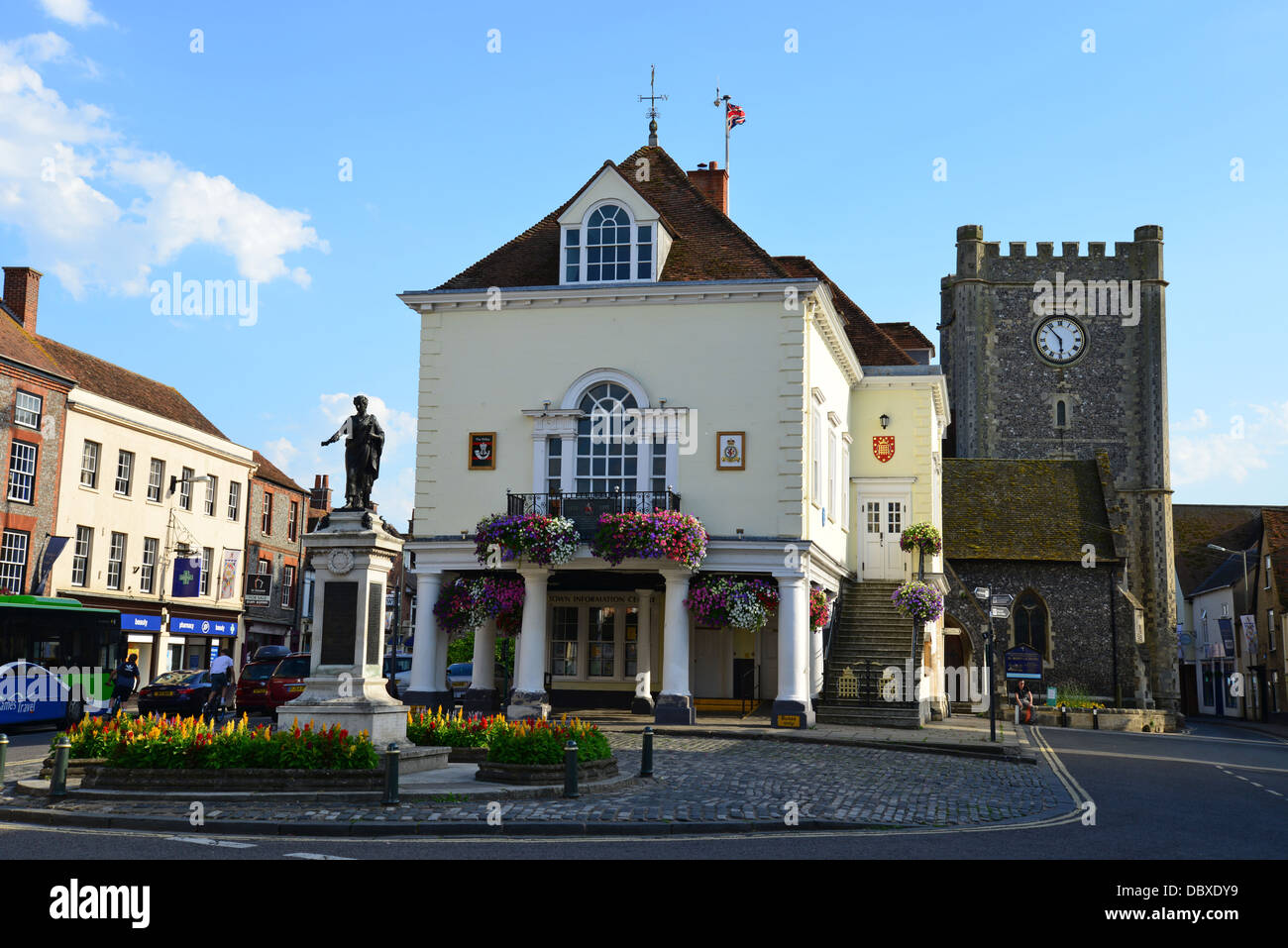 Xvii secolo Town Hall e St Mary-le-più Chiesa torre, luogo di mercato, Wallingford, Oxfordshire, England, Regno Unito Foto Stock