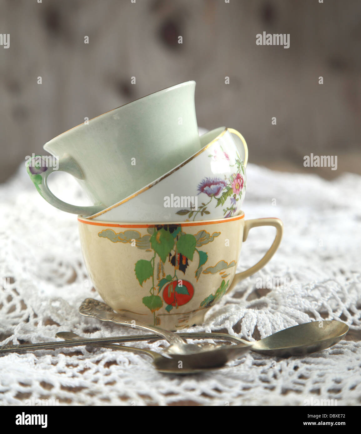 Antiche tazze e cucchiai Foto Stock