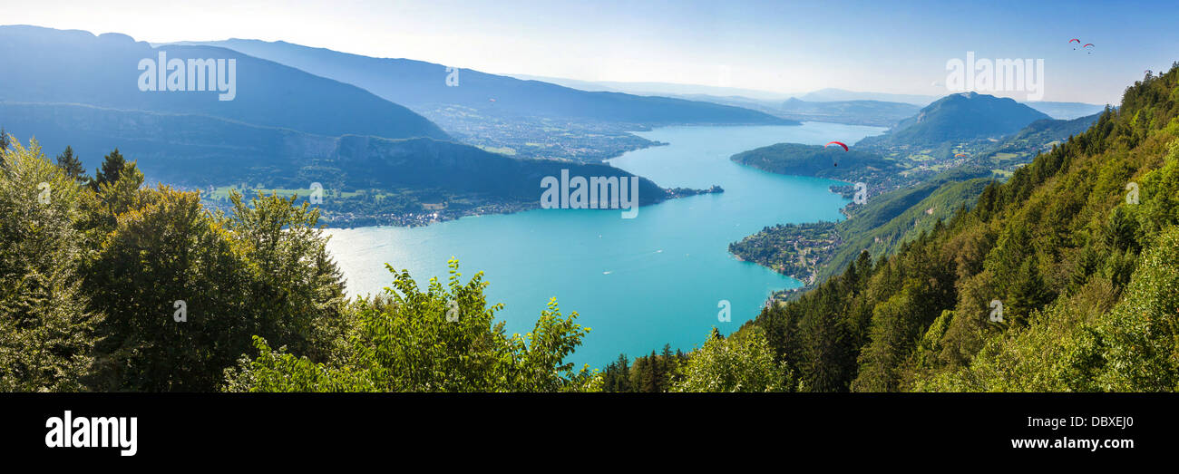 Vista panoramica del lago di Annecy dal Col du Forclaz Foto Stock