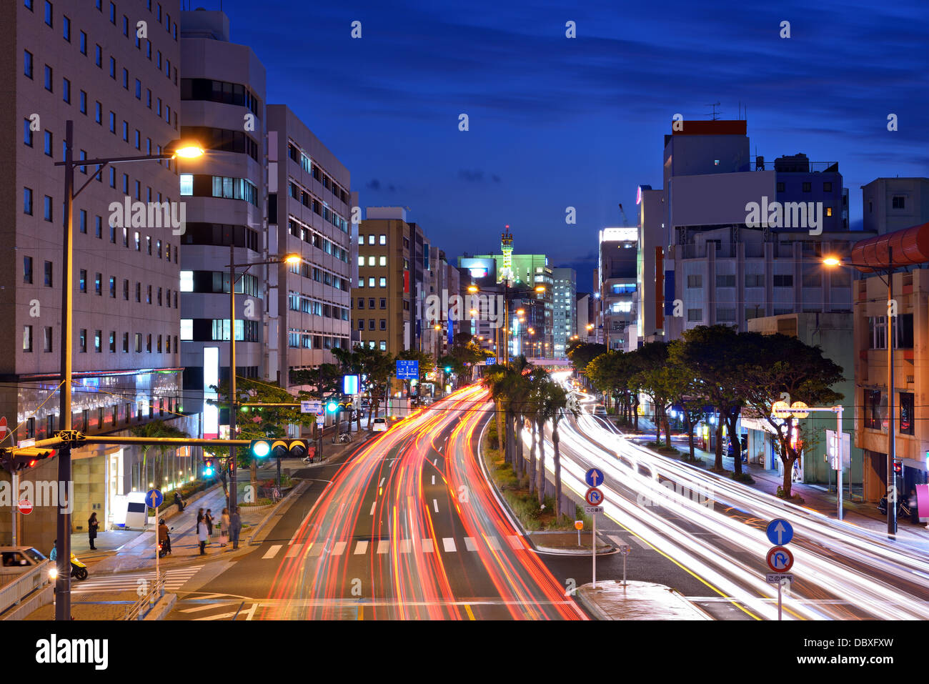 Naha, Okinawa, in Giappone expressway attraverso la città. Foto Stock