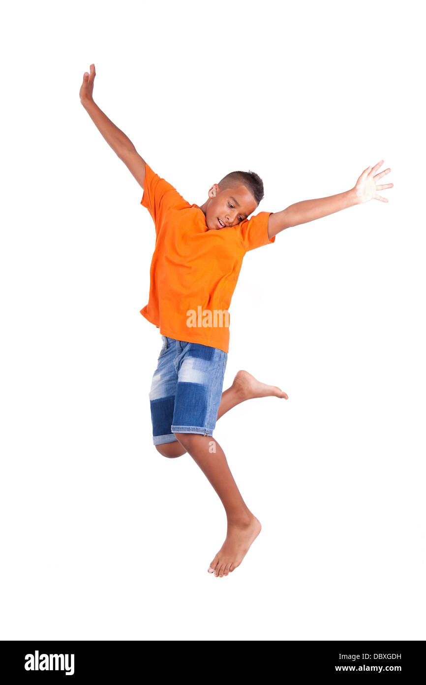 Ritratto di un simpatico teenage black boy saltando su sfondo bianco - popolo africano Foto Stock