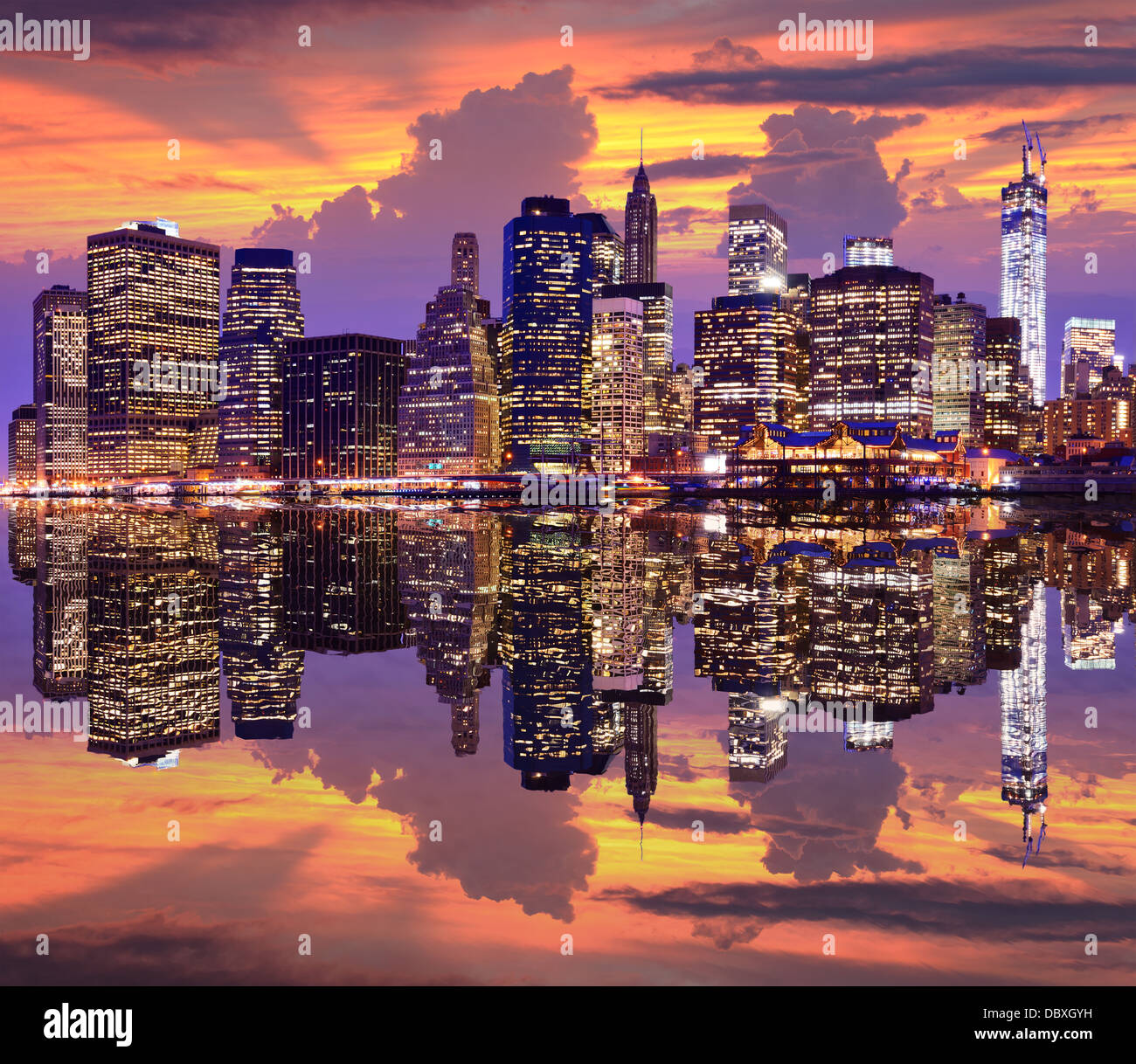 La parte inferiore di Manhattan con drammatica skyline overhead. Foto Stock