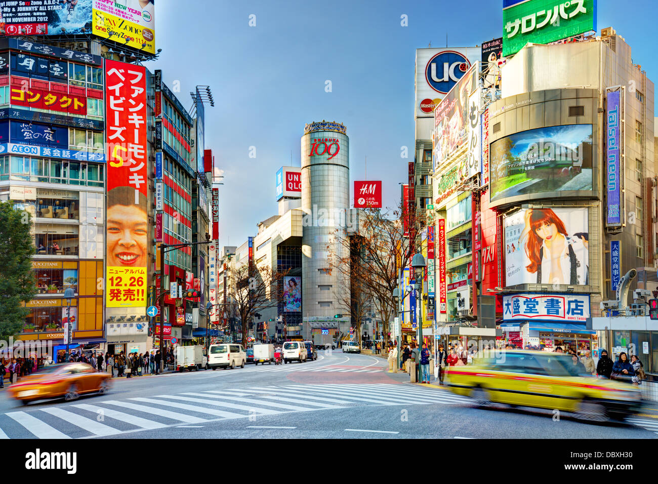 TOKYO - gennaio 10: quartiere Shibuya Gennaio 10, 2013 a Tokyo, Giappone. Il quartiere è un famoso della gioventù e centro della vita notturna. Foto Stock