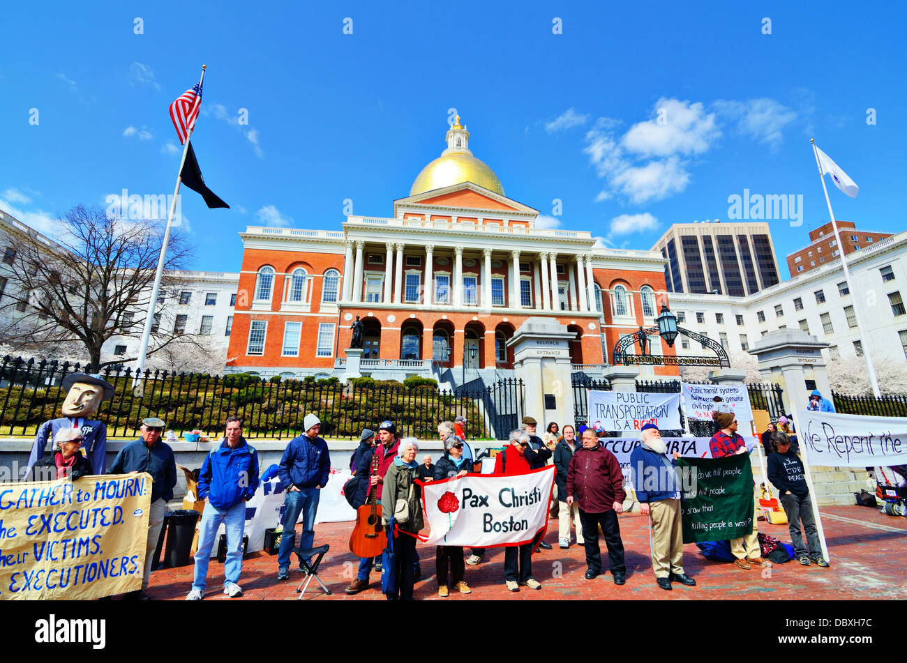 BOSTON - Aprile 6: i manifestanti presso il Massachusetts State House 6 aprile 2012 a Boston, MA. La costruzione è stata completata nel 1798. Foto Stock