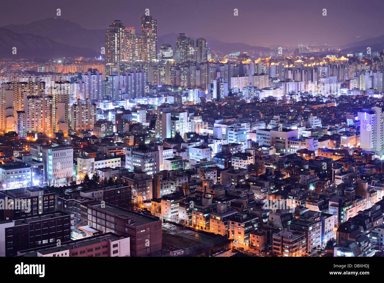 Alta residenziale sorge nel quartiere di Gangnam di Seoul, Corea del Sud skyline notturno. Foto Stock