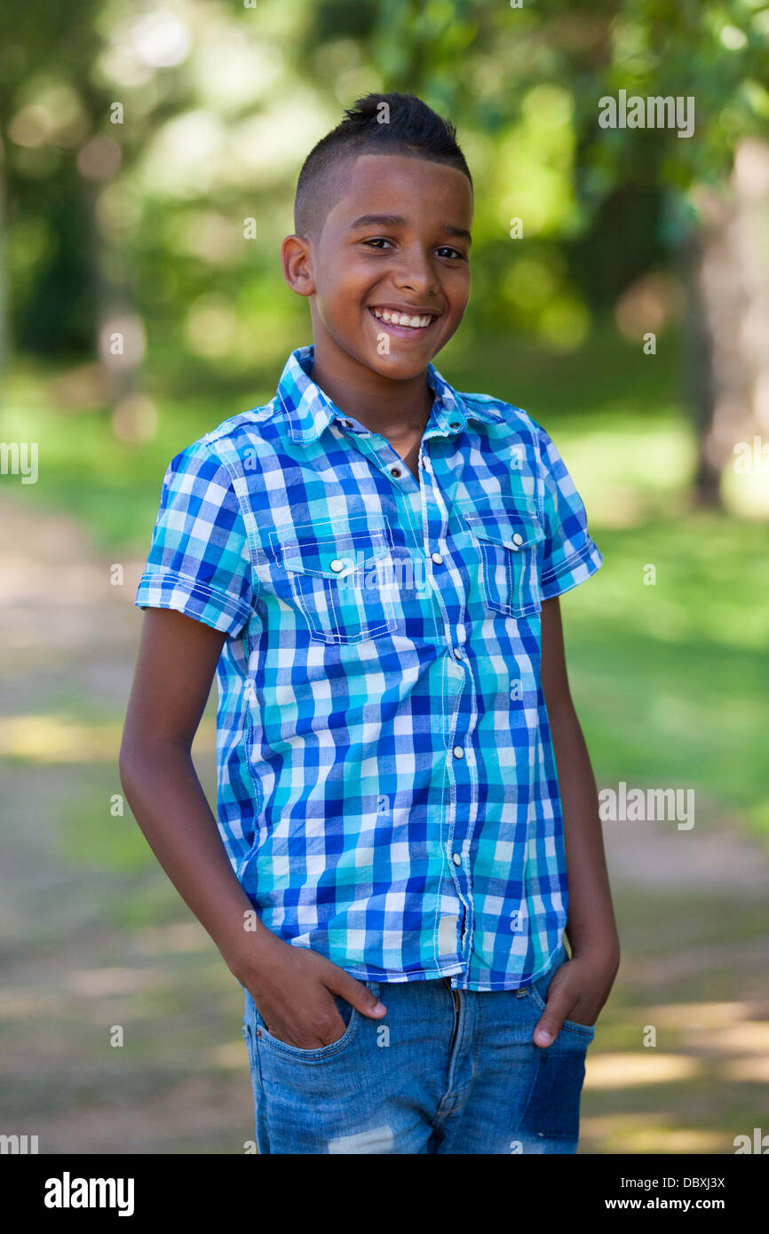 Outdoor ritratto di un simpatico teenage black boy - popolo africano Foto Stock