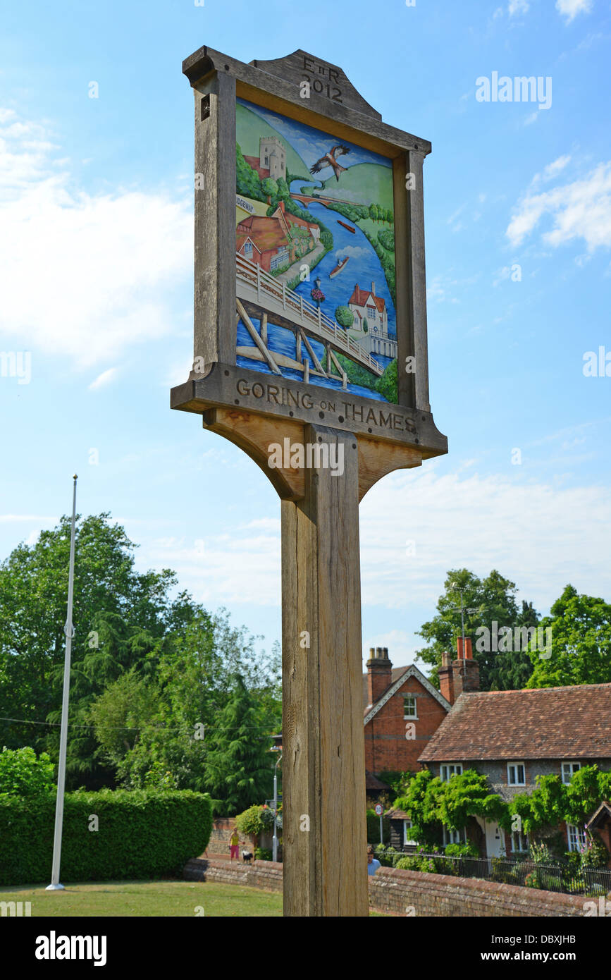 Segno di villaggio, Goring-on-Thames, Oxfordshire, England, Regno Unito Foto Stock