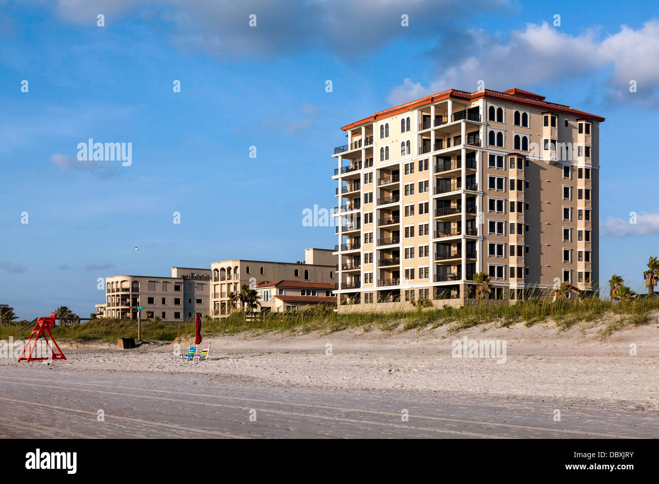 Di fronte all'oceano, fronte spiaggia condominio di lusso. Foto Stock