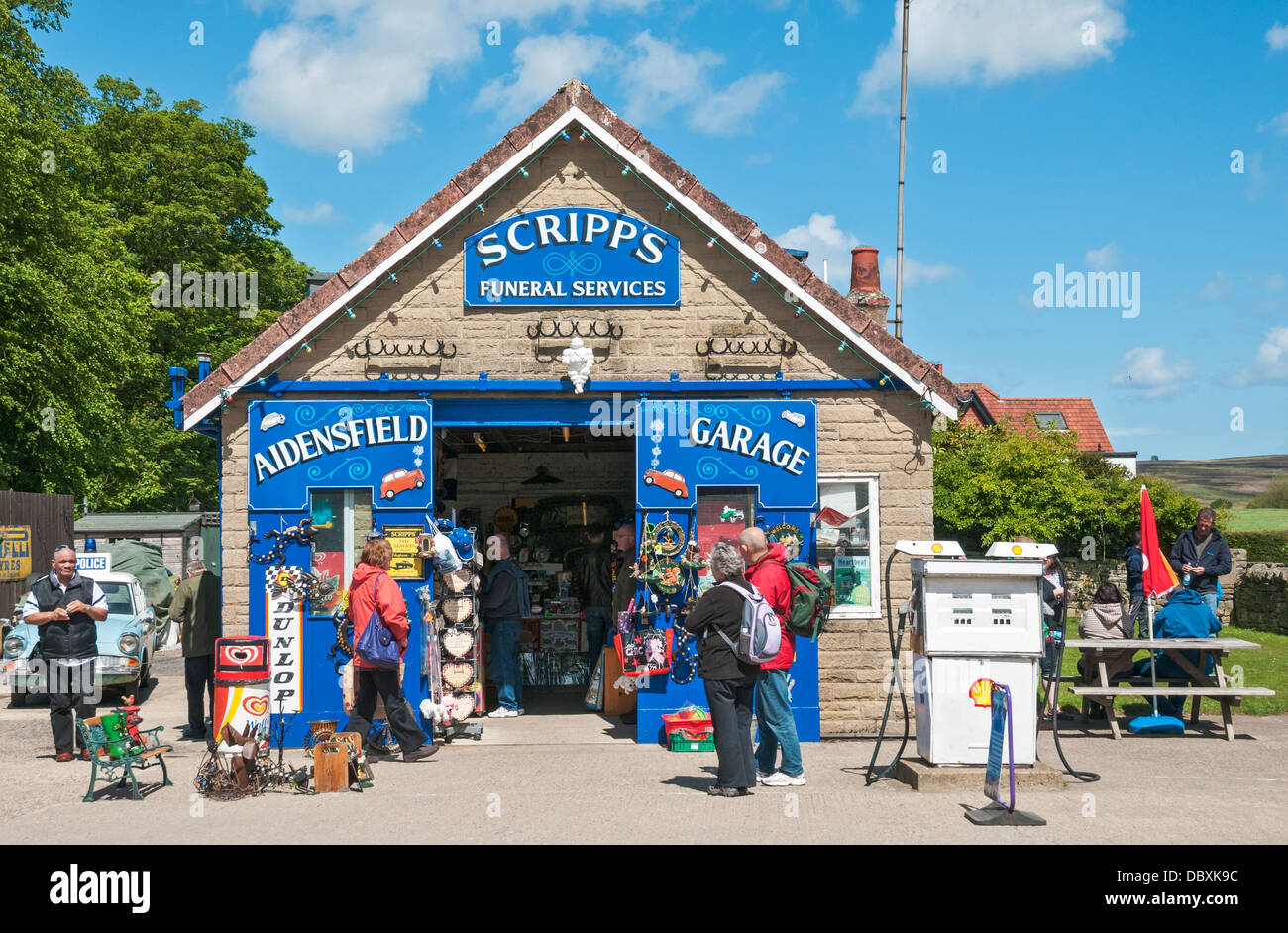 Inghilterra, North Yorkshire, Goatland, location del film per la serie TV Heartbeat, Scripps Garage nella città fittizia di Aidensfield Foto Stock