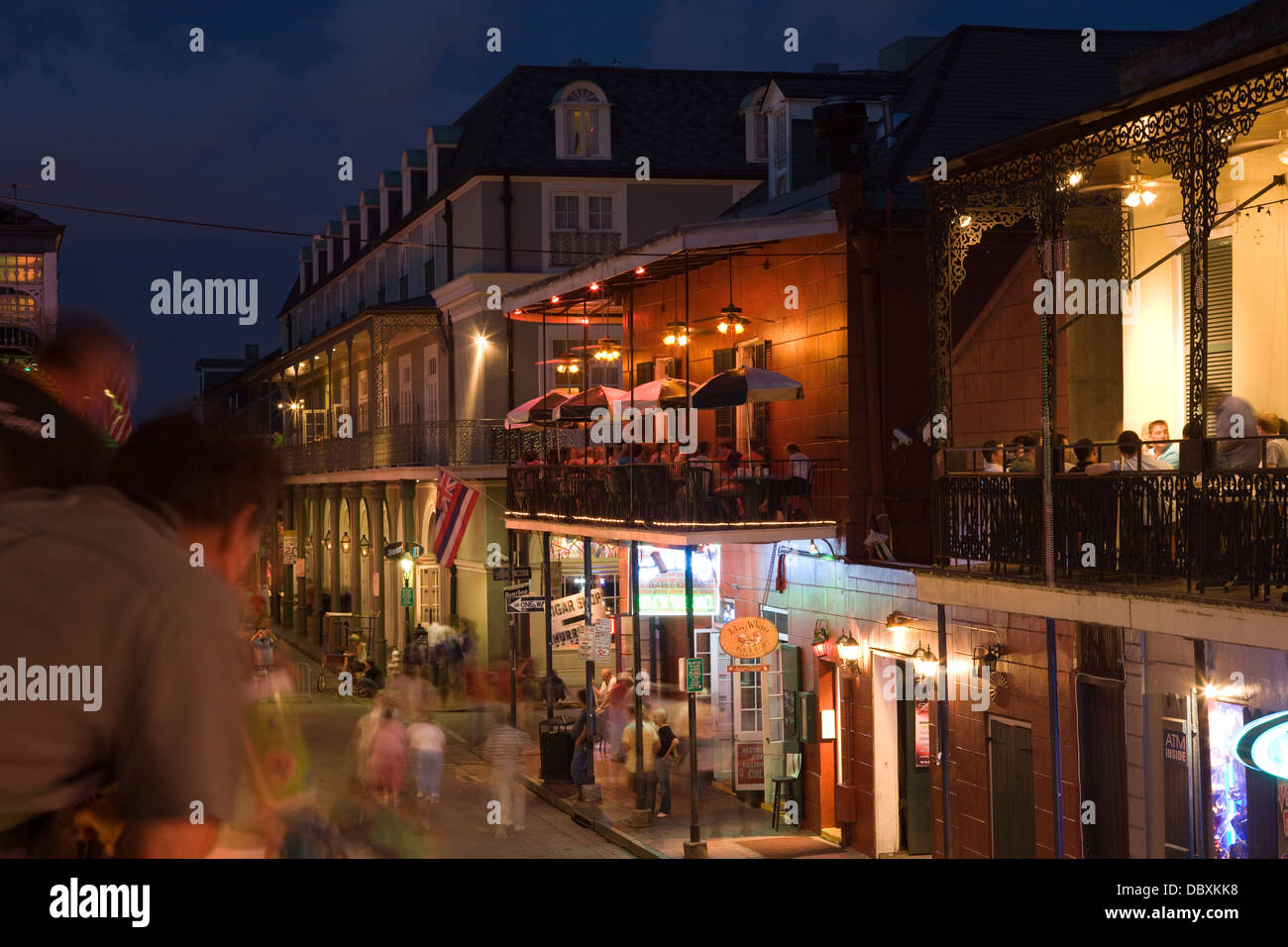 BOURBON Street nel Quartiere Francese e il centro cittadino di New Orleans in Louisiana USA Foto Stock