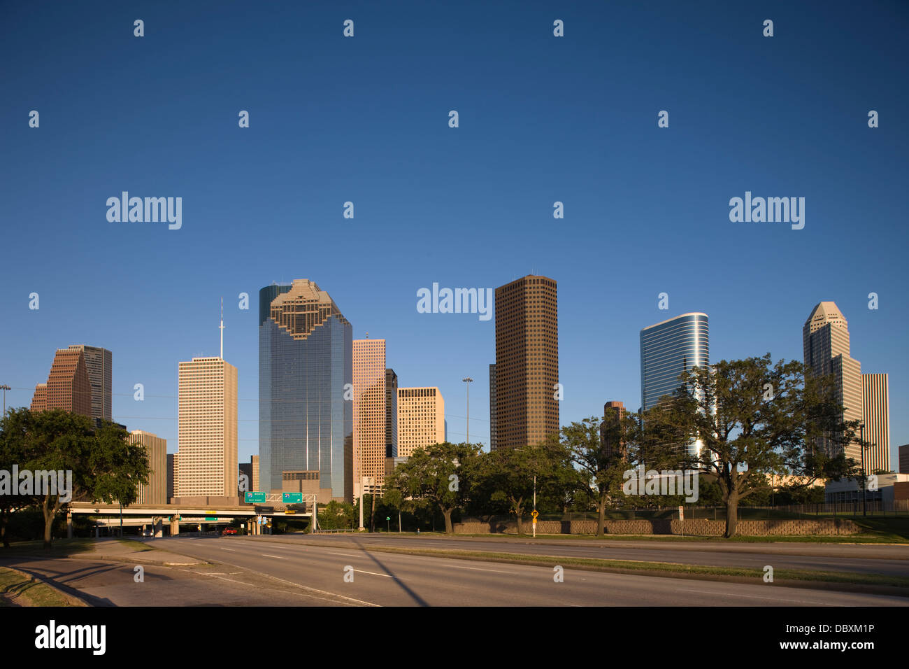 ALLEN PARKWAY skyline del centro di Houston Texas USA Foto Stock