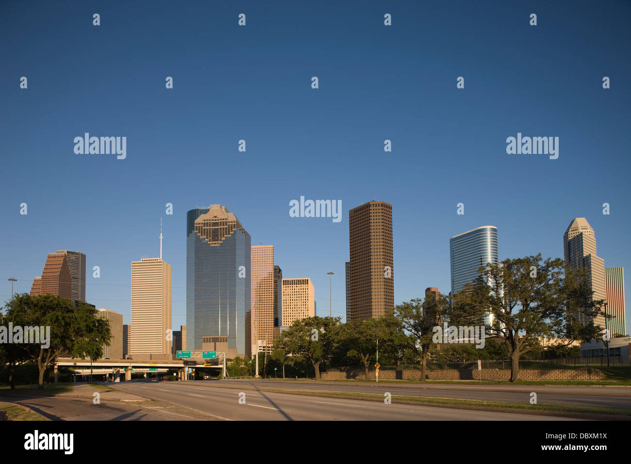 ALLEN PARKWAY skyline del centro di Houston Texas USA Foto Stock