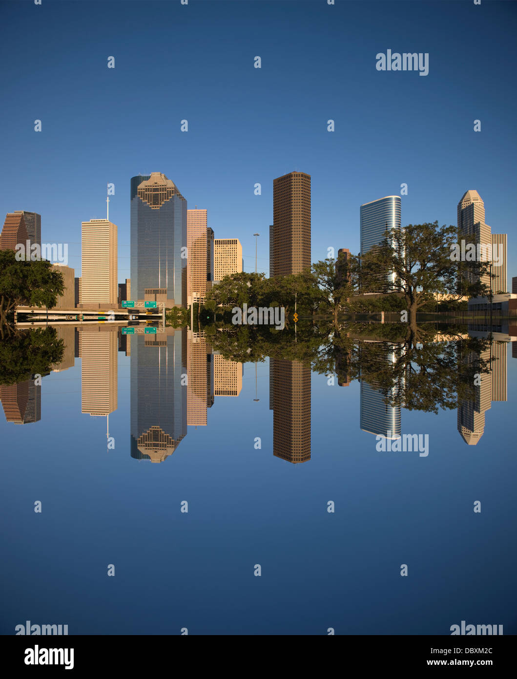 ALLEN PARKWAY skyline del centro di Houston Texas USA Foto Stock