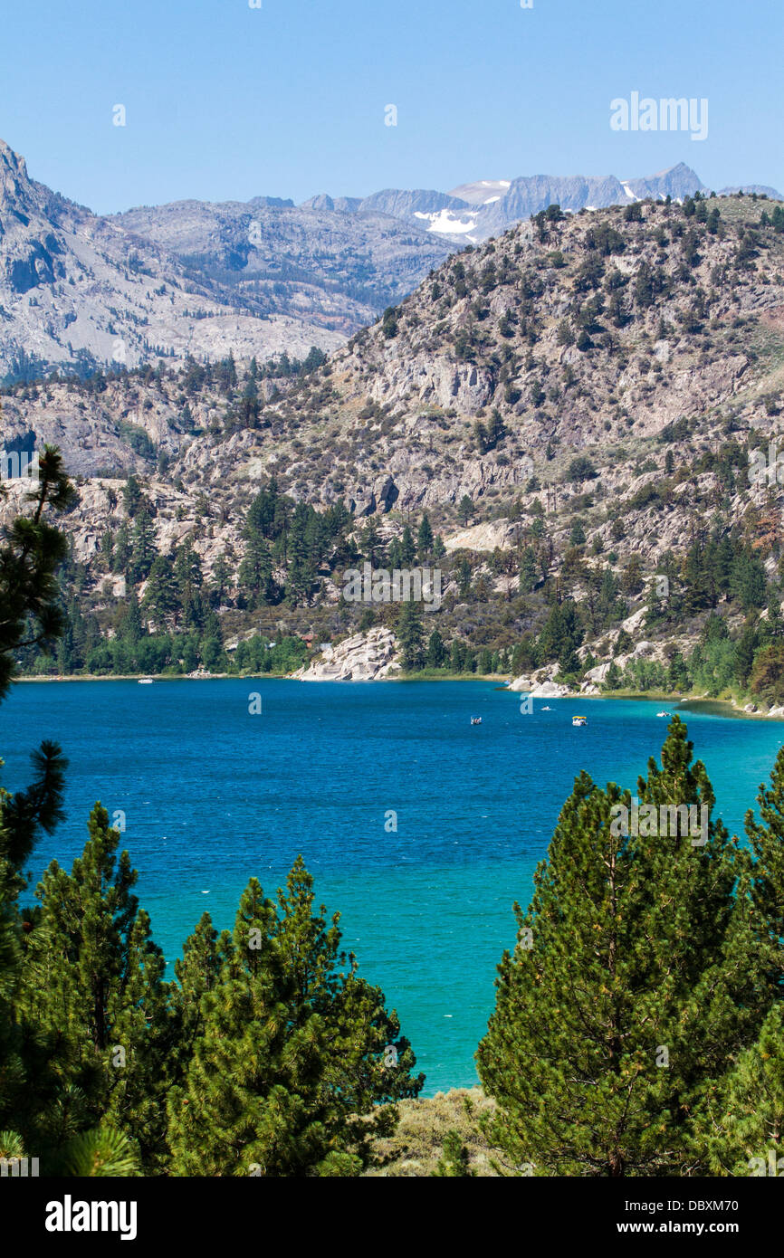 Pescatore in acque turchesi del lago di giugno in giugno il lago di California Foto Stock
