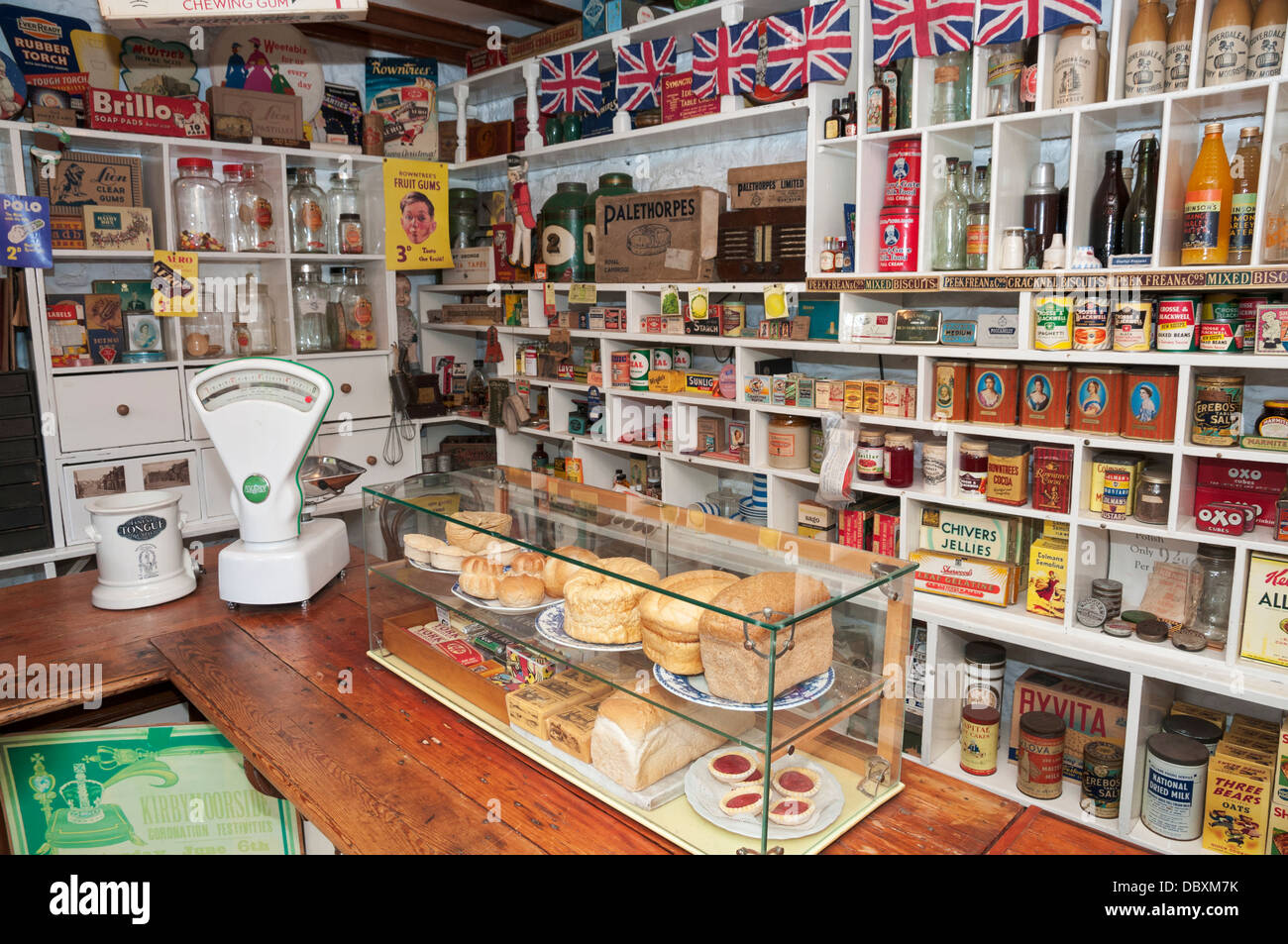 Gran Bretagna, Inghilterra, North Yorkshire, Hutton-le-foro, Ryedale Folk Museum, Mercato di generi alimentari interno Foto Stock