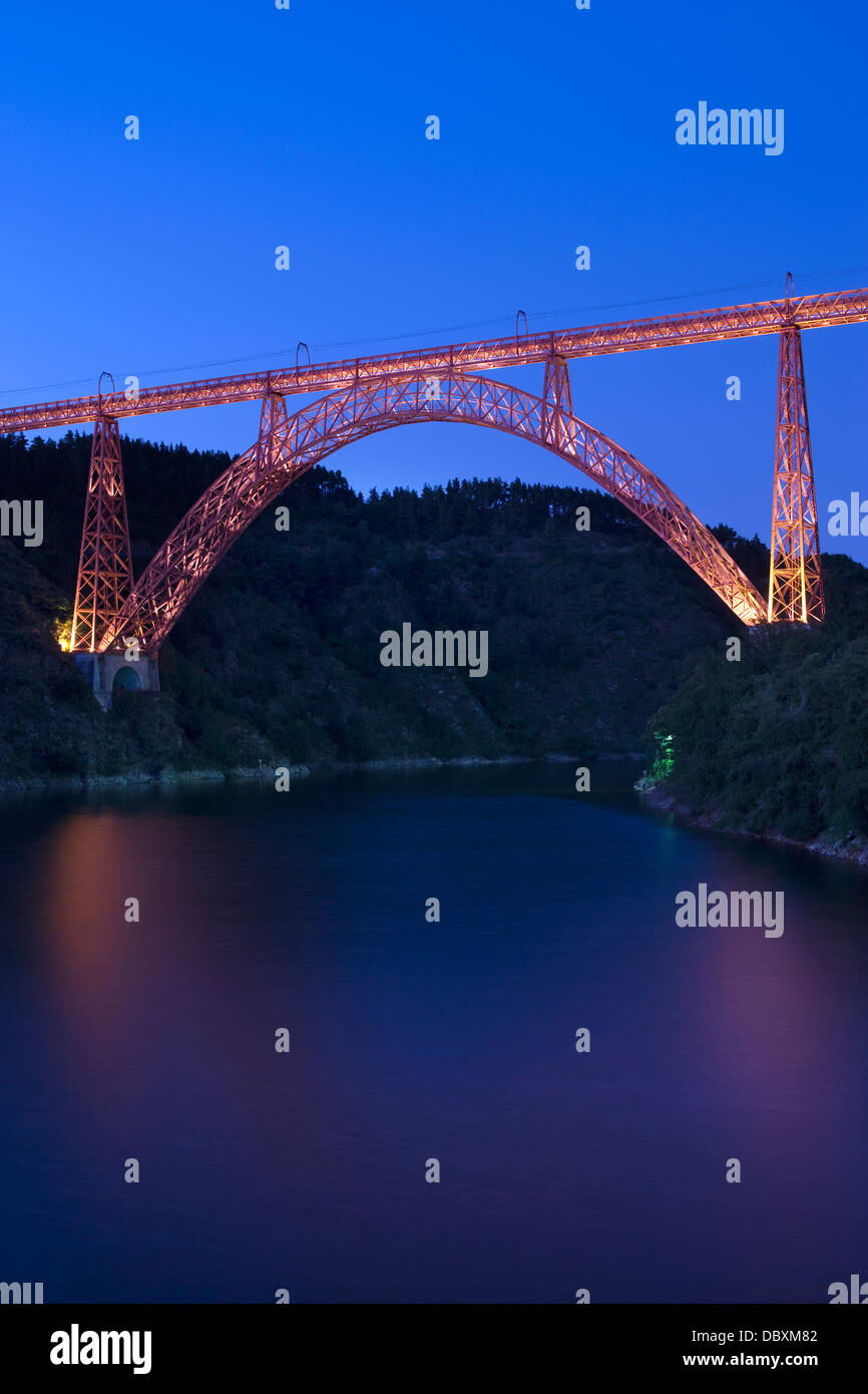 GARABIT VIADOTTO (© EIFFEL, BOYER, & NOUGUIER 1888) FIUME TRUYERE GORGE RUYNES EN MARGERIDE CANTAL AUVERGNE FRANCIA Foto Stock